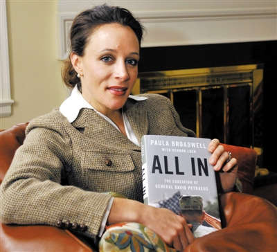 中情局前局長彼得雷烏斯情婦、傳記作家布羅德維爾 中情局前局長彼得雷烏斯情婦、傳記作家布羅德維爾