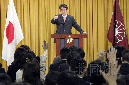 12月17日，日本自民黨總裁安倍晉三17日在黨總部會見記者，表示考慮與日本維新會和眾人之黨攜手修改憲法。