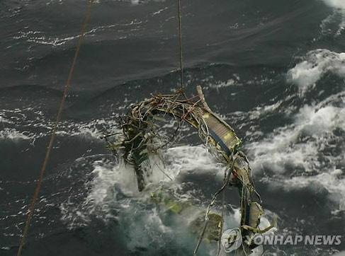 韓國防部23日表示，于本月21日又打撈了三塊朝鮮遠程火箭“銀河3”號的殘骸，打撈地點在之前打撈一級火箭氧化劑桶附近1-2公里海域內(nèi)。（圖片來源：韓聯(lián)社）