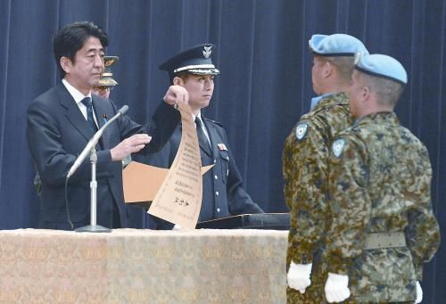 20日，日本首相安倍晉三向回國(guó)的戈蘭高地維和自衛(wèi)隊(duì)遞交政府獎(jiǎng)狀。安倍在儀式上稱(chēng)，近年“日本周邊的安全保障環(huán)境更加嚴(yán)峻”，為此將修改《防衛(wèi)計(jì)劃大綱》，進(jìn)一步加強(qiáng)日美同盟。