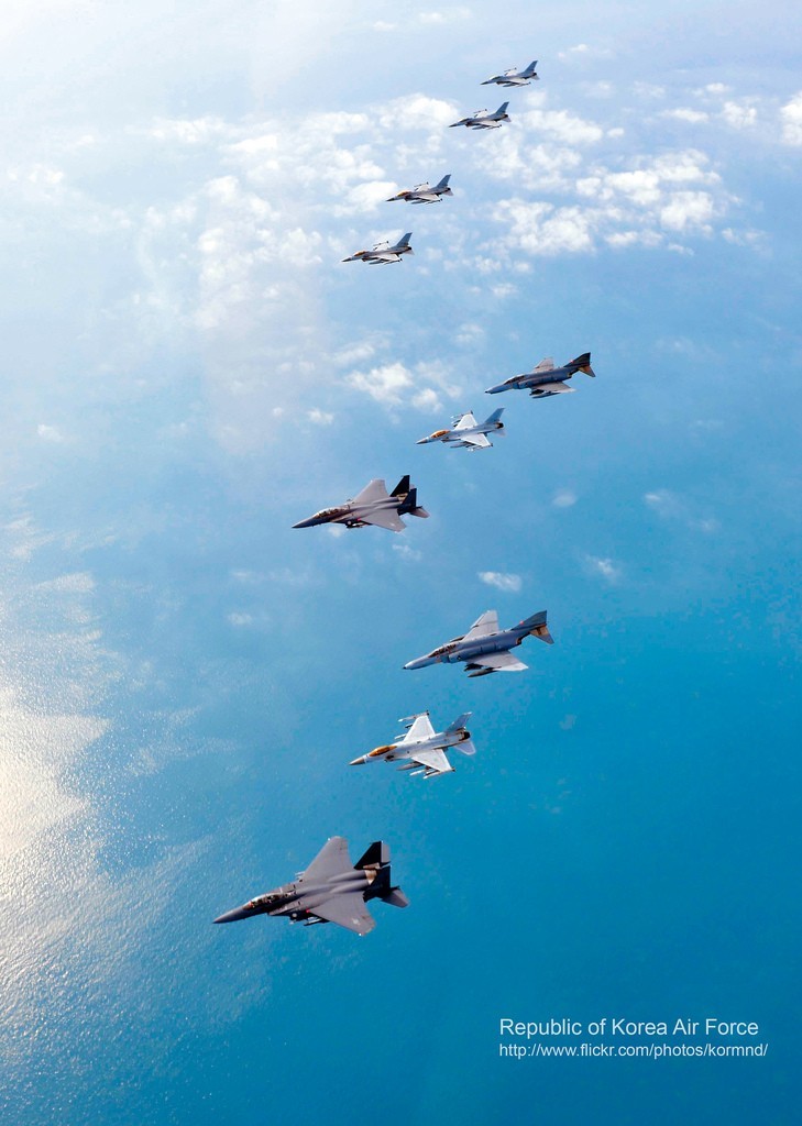 圖為韓空軍KF-16戰(zhàn)機、F-4戰(zhàn)機、F-15K兩代三型戰(zhàn)機編隊升空練作戰(zhàn)。