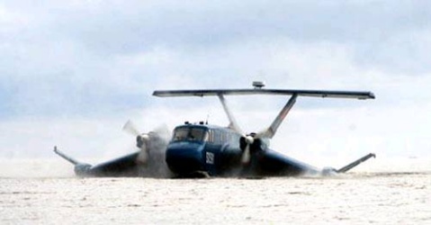 解放軍裝備的地效翼飛行器(郝勝武攝) 解放軍裝備的地效翼飛行器(郝勝武攝)