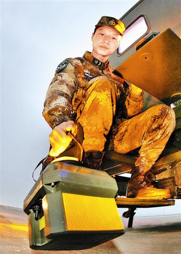 燈光班戰(zhàn)士乘坐布設(shè)車在跑道上快速布燈。