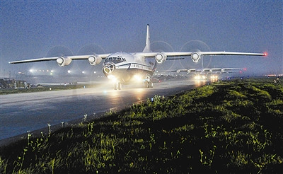 戰(zhàn)鷹在燈光引導(dǎo)下準(zhǔn)備起飛