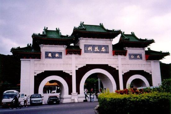 位于臺北的忠烈祠供奉著從孫中山革命，到抗日戰(zhàn)爭，解放戰(zhàn)爭所有陣亡國民黨士兵的靈位。