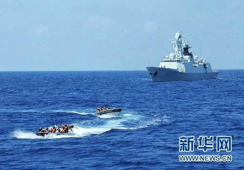 3月28日，十余名臨檢拿捕隊(duì)員從玉林艦出發(fā)，乘小艇駛向模擬可疑商船的艦只。