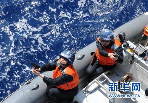 　3月28日，十余名臨檢拿捕隊(duì)員乘小艇駛至模擬可疑商船下方水面。