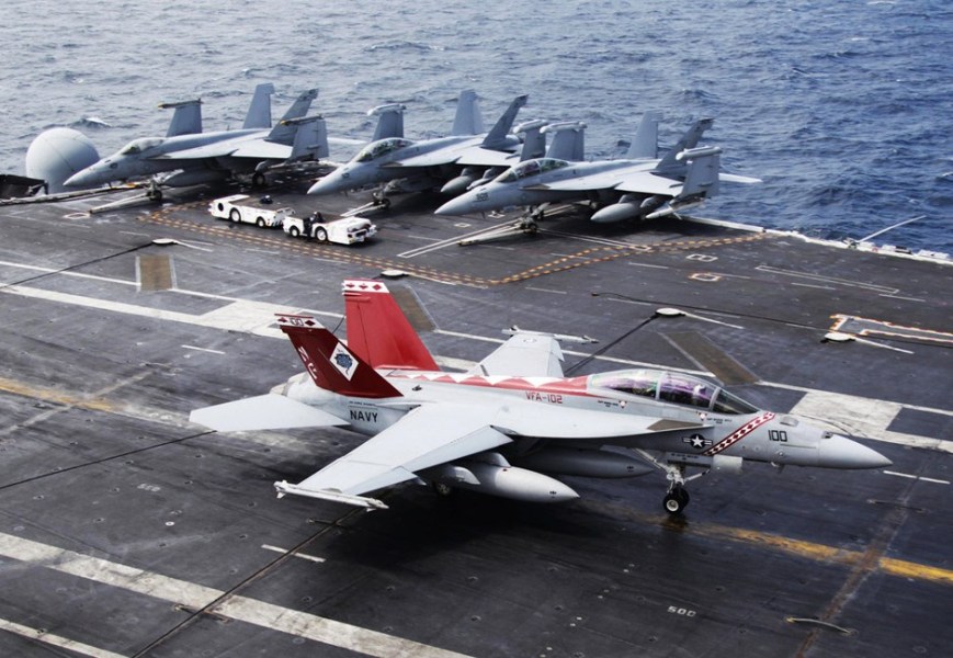 隸屬小鷹號航母的VFA 102 響尾蛇中隊的F/A-18F超級大黃蜂戰(zhàn)機(jī)涂上了紅色的CAG brid