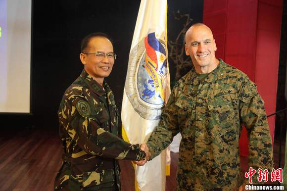 美國(guó)與菲律賓“肩并肩”聯(lián)合軍演開(kāi)幕。