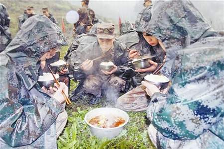 該團官兵在演練中用餐。張海峰攝
