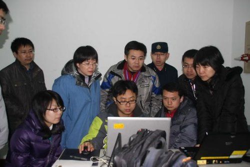 　資料圖：周紅麗（左三）和試驗(yàn)隊(duì)員判讀試驗(yàn)數(shù)據(jù)。