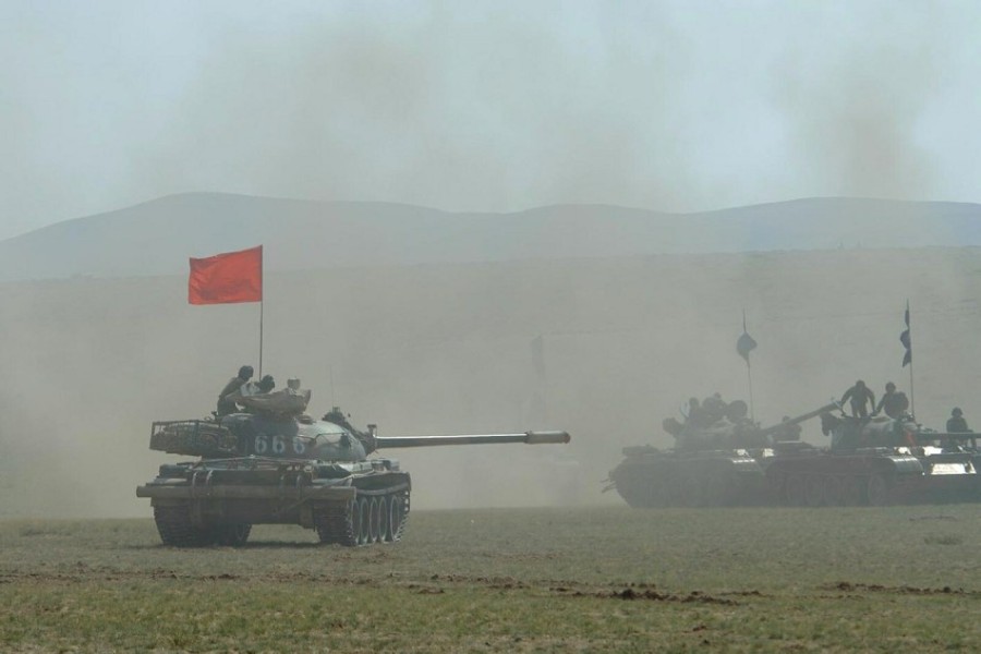 　　火車上59式坦克密密麻麻。