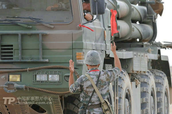 　資料圖：遠(yuǎn)火炮長指揮裝備進(jìn)入發(fā)射陣位。