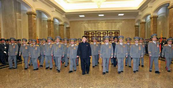 朝鮮最高領(lǐng)導(dǎo)人金正恩于15日零時(shí)率領(lǐng)朝鮮軍方高級(jí)干部參拜了安置金日成和金正日遺體的錦繡山太陽(yáng)宮。