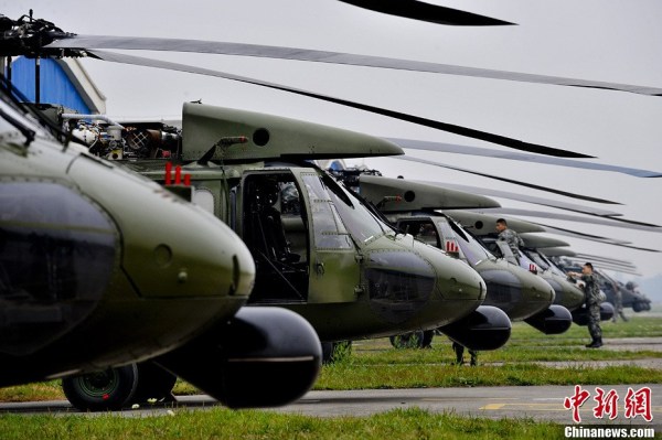 4月22日，成都軍區(qū)十三野戰(zhàn)軍陸航旅抗震救災(zāi)英雄團(tuán)的直升機(jī)群，抓住四川雅安地震災(zāi)區(qū)日落前夕濃積雨霧天