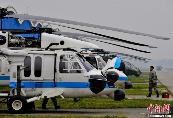 4月22日，成都軍區(qū)十三野戰(zhàn)軍陸航旅抗震救災(zāi)英雄團(tuán)的直升機(jī)群，抓住四川雅安地震災(zāi)區(qū)日落前夕濃積雨霧天