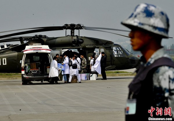 　4月22日，成都軍區(qū)十三野戰(zhàn)軍陸航旅抗震救災(zāi)英雄團(tuán)的直升機(jī)群，抓住四川雅安地震災(zāi)區(qū)日落前夕濃積雨霧