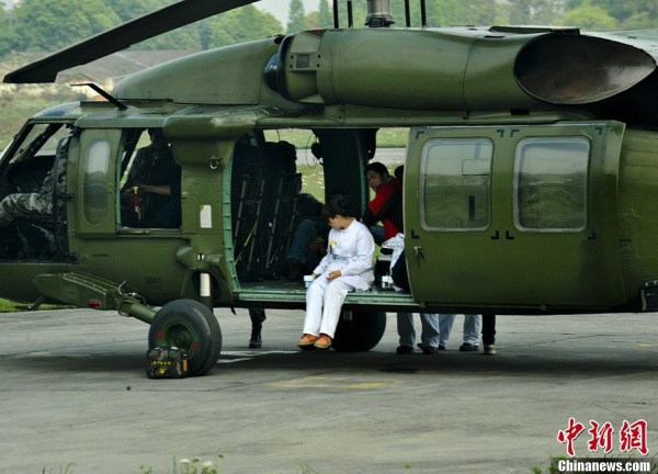 4月22日，成都軍區(qū)十三野戰(zhàn)軍陸航旅抗震救災(zāi)英雄團(tuán)的直升機(jī)群，抓住四川雅安地震災(zāi)區(qū)日落前夕濃積雨霧天