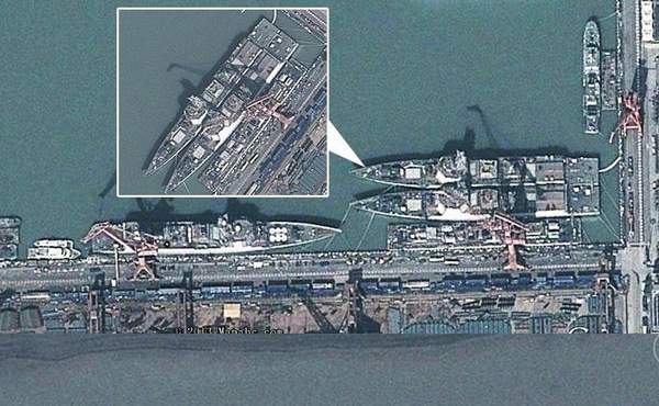 在大型船塢內(nèi)舾裝的兩艘052D導(dǎo)彈驅(qū)逐艦，注意右側(cè)的船塢內(nèi)實際上正在建造第三艘052D導(dǎo)彈驅(qū)逐艦。