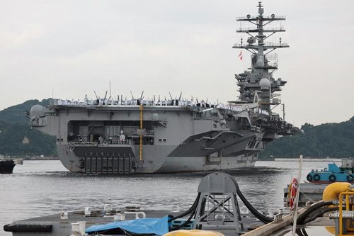 資料圖：美軍核航母進入海軍軍港