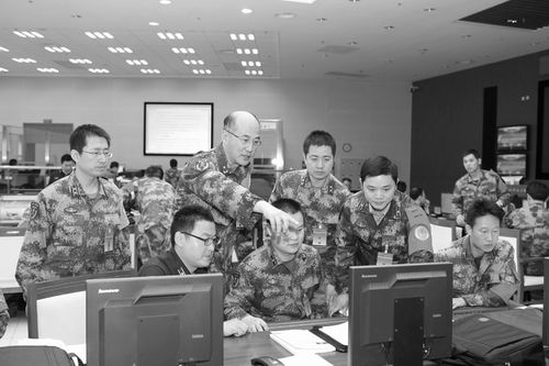 胡曉峰（后排左二）與團隊在演習大廳（科學報 段文君攝）