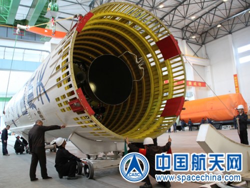 長征二號F火箭吊運(yùn)進(jìn)廠房