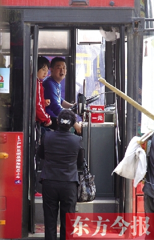 梅麗手持殘疾人證等車(chē)時(shí)，多次被司機(jī)婉言謝絕