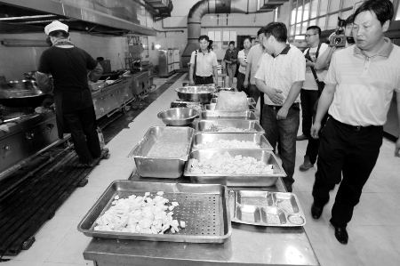 瘦肉精檢測(cè)卡嚴(yán)防師生病從口入 瘦肉精檢測(cè)卡嚴(yán)防師生病從口入