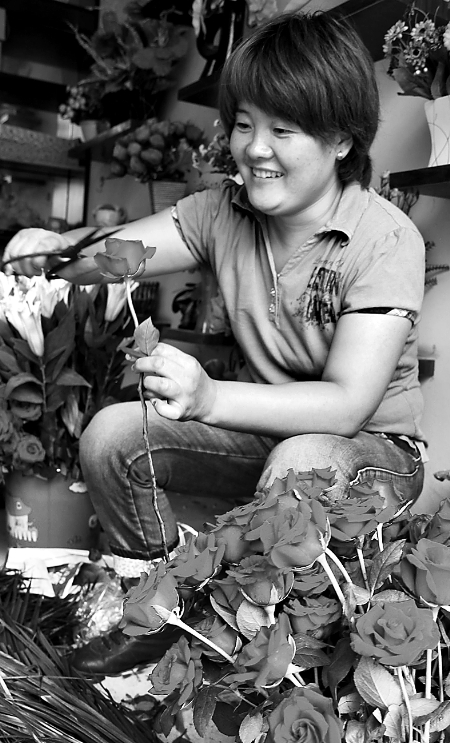 8月21日，內(nèi)黃縣一家鮮花店的工作人員正在包裝鮮花。