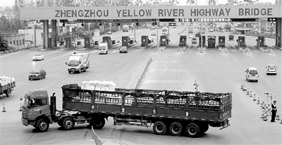 一輛6軸大貨車被路政人員勸阻后，掉頭返回