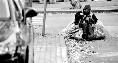 她靠在裝滿樹(shù)葉的大袋子上瞇了一會(huì)。