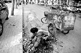 他不停清理著路邊的樹(shù)葉。