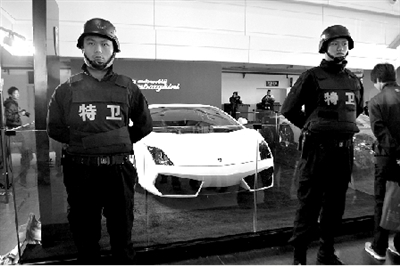 保鏢進(jìn)入汽車展 保鏢進(jìn)入汽車展