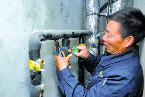 衛(wèi)運宗師傅為御金城小區(qū)用戶開啟供熱閥門 衛(wèi)運宗師傅為御金城小區(qū)用戶開啟供熱閥門