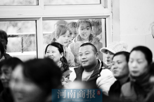 家長課堂上，孩子們趴在窗戶上圍觀