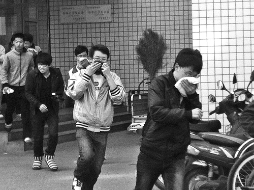 火場逃生時(shí)先用手背摸摸墻