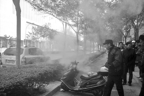 暖氣管爆裂，熱水熱氣從花壇中噴出。