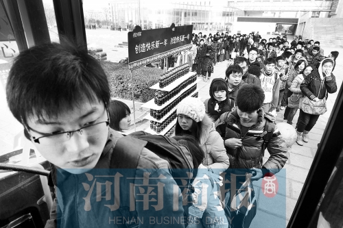 BRT專車進校園送放假學(xué)子去車站 BRT專車進校園送放假學(xué)子去車站