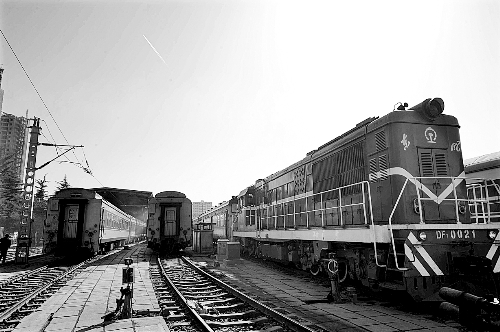 　　鄭州車輛段，擦拭一新的列車整裝待發(fā)。