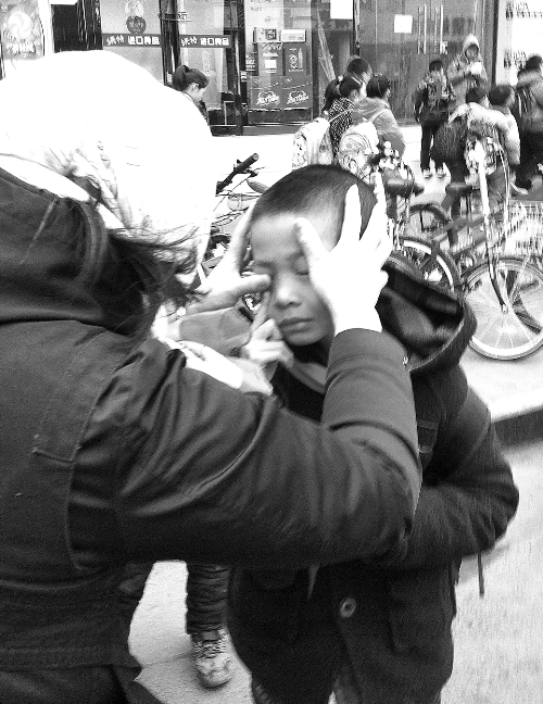 春天風(fēng)沙大，一孩子被風(fēng)沙瞇了眼