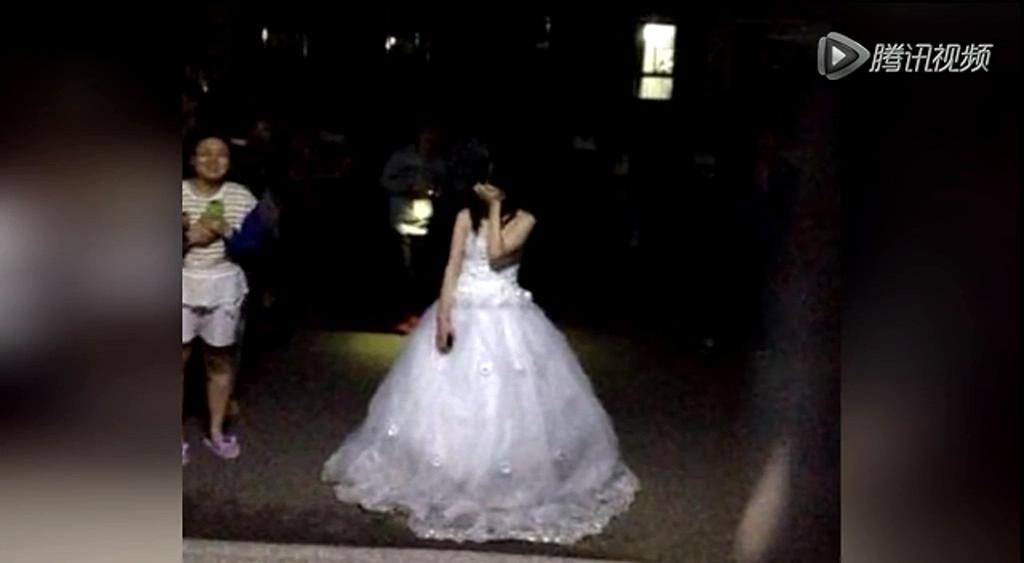 女生穿婚紗到男神樓下表白 宿管阿姨拒開(kāi)門