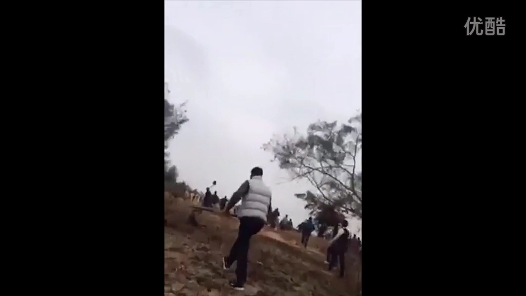 廣東退休官員修墓被指破壞鄰居祖墳風(fēng)水，雙方百人火拼現(xiàn)槍聲