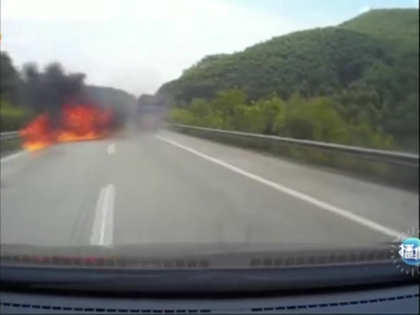 大客車將小車撞成火球 路過司機(jī)火中救出一人