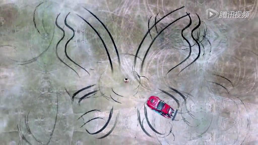 真人版“藤原拓?！崩@美女飄移輪印畫蝴蝶