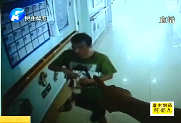 這個賊 誰都想扇他！