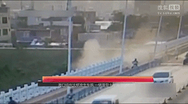 監(jiān)拍?？诃傊荽髽蛑匦涂ㄜ?chē)直接沖下大橋 司機(jī)獲救