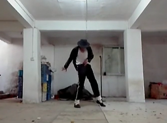 農(nóng)民工也愛邁克杰克遜！地下室模仿MJ經(jīng)典舞步