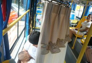 年輕媽媽公交上喂奶被罵不知羞恥 獲專(zhuān)家網(wǎng)友力挺