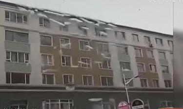 壯觀！樓房變冰雕瀑布