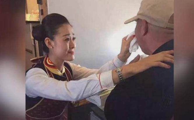 贊！空姐跪地喂河南老人吃飯